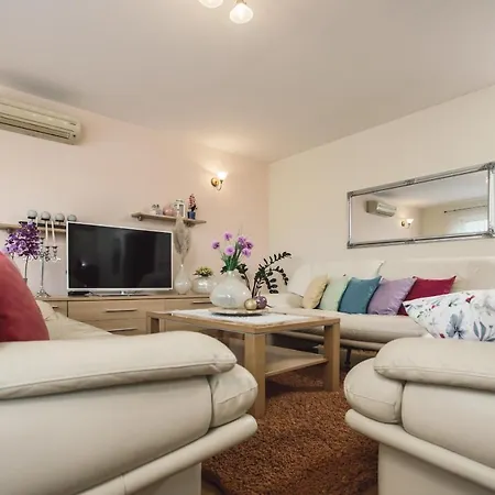 Luxury Leonarda On The River Vrljika Apartamento *